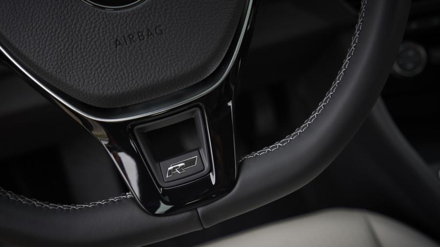Детали интерьера Volkswagen Jetta R-Line 2018 года  (NA) (фото 19 из 19)